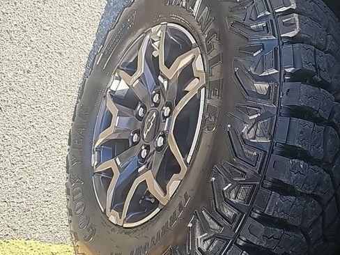 Used 2025 Chevrolet Colorado ZR2 w/ Technology Package image 25