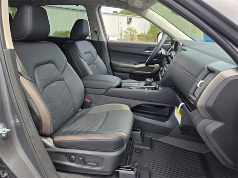 New 2025 Nissan Pathfinder Platinum w/ Black Appearance Package image 17