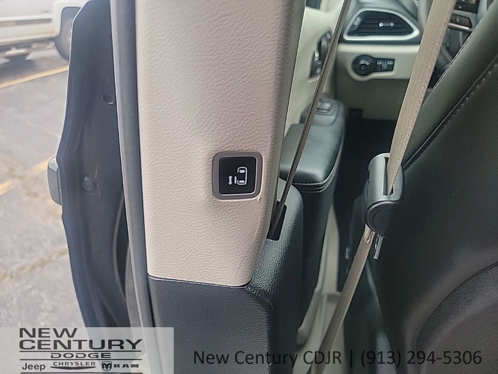 Used 2023 Chrysler Pacifica Touring-L FWD image 17