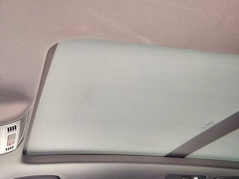 Used 2023 Volkswagen Tiguan SE w/ Panoramic Sunroof Package image 25