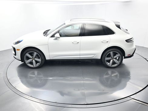 Certified 2025 Porsche Macan AWD/4WD image 35