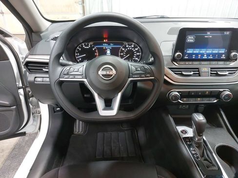 Used 2025 Nissan Altima 2.5 SV FWD image 15