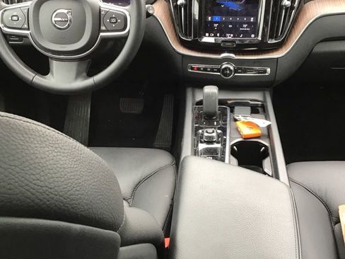 Used 2022 Volvo XC60 B5 Momentum w/ Climate Package image 6