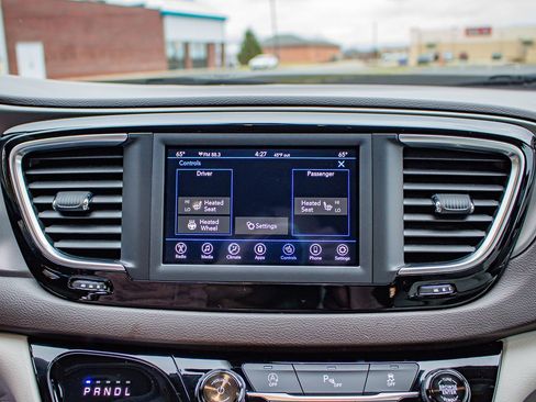Used 2019 Chrysler Pacifica Touring-L image 25