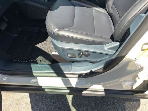 Certified 2025 Ford Maverick Lariat w/ Black Appearance Package AWD/4WD image 9