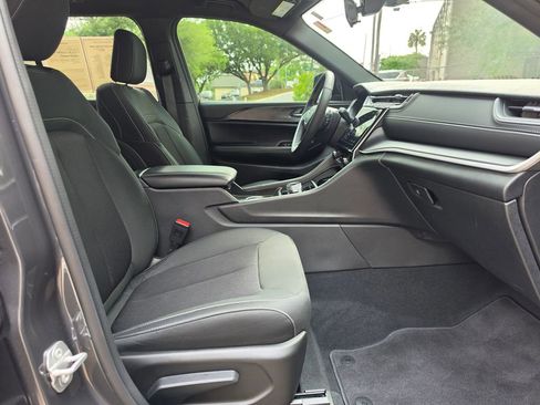 Used 2025 Jeep Grand Cherokee Laredo w/ Luxury Tech Group I RWD image 44