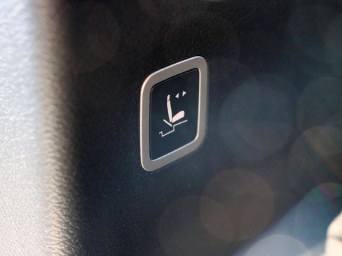 Used 2024 Chrysler Pacifica Touring-L FWD image 32