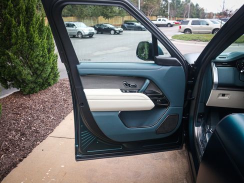 Used 2025 Land Rover Range Rover SV image 18