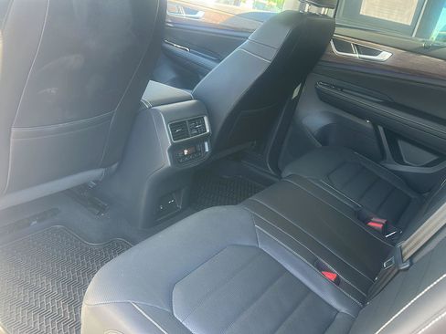 Used 2025 Volkswagen Atlas SEL AWD/4WD image 7