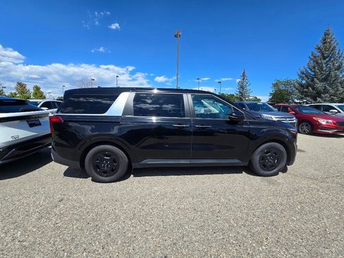 Used 2025 Kia Carnival FWD image 18