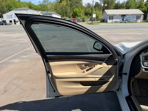 Used 2011 BMW 550i xDrive Sedan AWD/4WD image 25