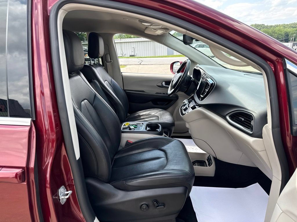 Used 2020 Chrysler Pacifica Touring-L Plus FWD image 45