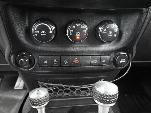 Used 2014 Jeep Wrangler Unlimited Sahara w/ Connectivity Group AWD/4WD image 20