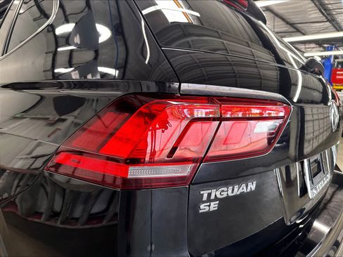 Used 2021 Volkswagen Tiguan SE w/ Panoramic Sunroof Package FWD image 26
