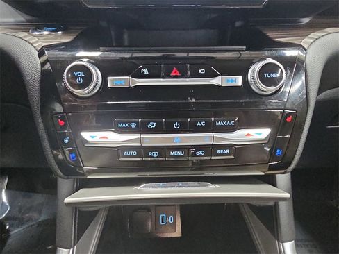 Used 2022 Ford Explorer Limited image 23