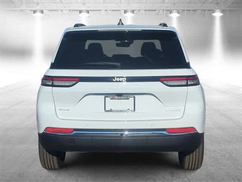 Used 2025 Jeep Grand Cherokee Laredo image 7