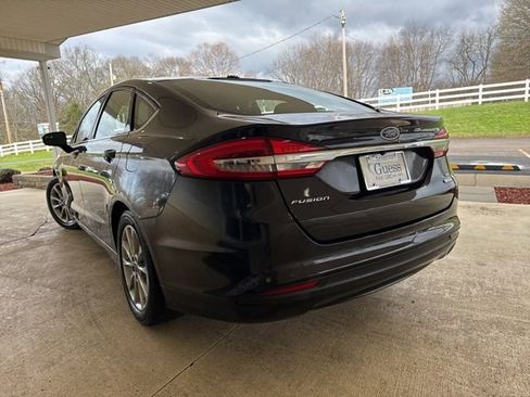 Used 2017 Ford Fusion SE w/ Fusion SE Technology Package FWD image 8