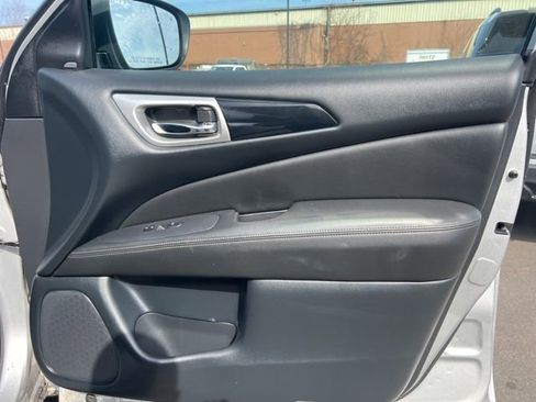 Used 2018 Nissan Pathfinder SV w/ SV Tech Package AWD/4WD image 10