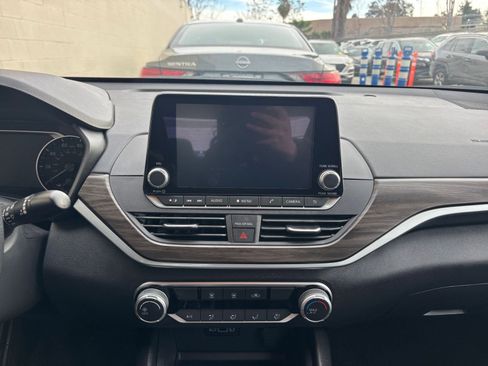 Used 2025 Nissan Altima 2.5 SV image 17