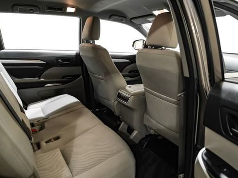 Used 2018 Toyota Highlander LE image 37