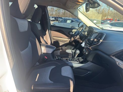 Used 2016 Jeep Cherokee Sport image 16