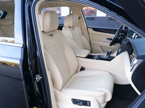 Used 2018 Bentley Bentayga image 35