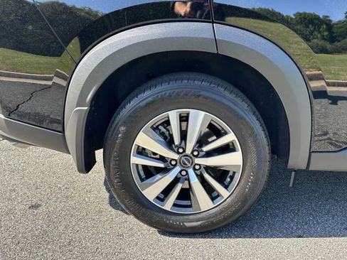 Certified 2025 Nissan Pathfinder SL w/ Black Appearance Package FWD image 19