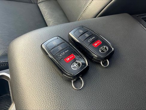 Used 2025 Toyota Tacoma Limited image 14