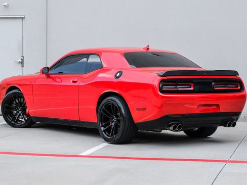 Used 2018 Dodge Challenger R/T w/ Driver Convenience Group RWD image 15