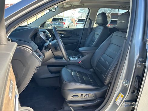 Used 2024 GMC Terrain Denali w/ Denali Premium Package AWD/4WD image 11