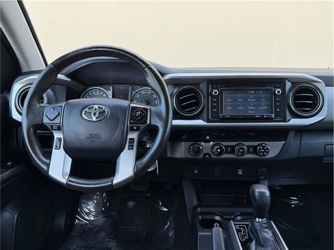 Used 2018 Toyota Tacoma SR5 AWD/4WD image 17