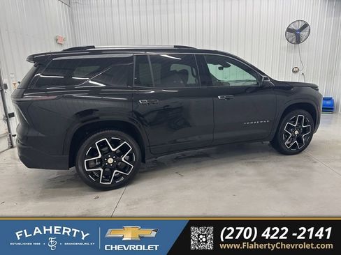 Used 2025 Chevrolet Traverse High Country image 2
