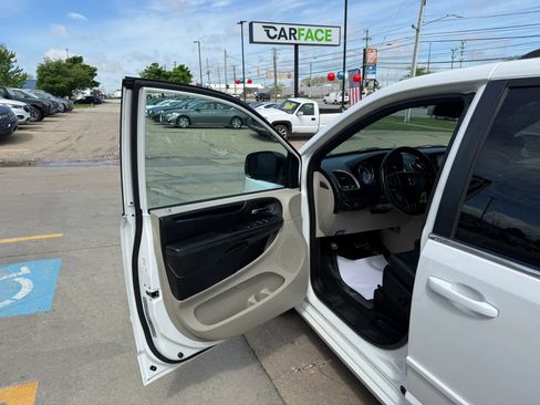 Used 2017 Dodge Grand Caravan SXT FWD image 19
