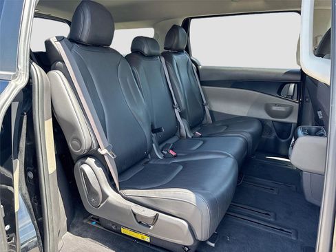Used 2025 Kia Carnival FWD image 28