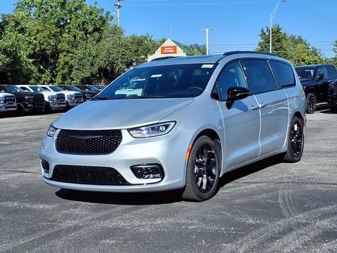 New 2026 Chrysler Pacifica Limited w/ S Appearance Package image 2