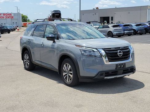 Used 2023 Nissan Pathfinder SL AWD/4WD image 4