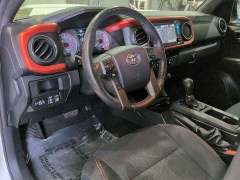 Used 2017 Toyota Tacoma TRD Sport w/ Tow Package (A/T) AWD/4WD image 9