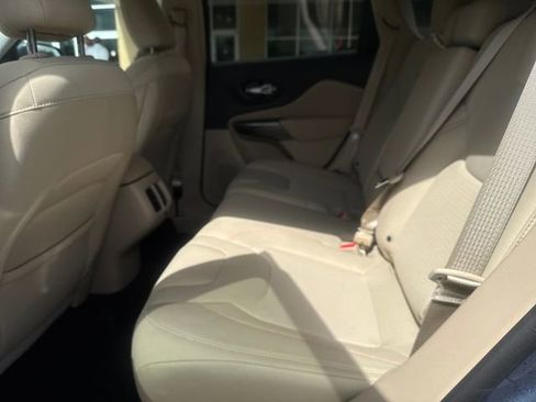 Used 2019 Jeep Cherokee Latitude w/ Popular Appearance Group FWD image 20