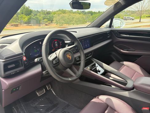 Certified 2025 Porsche Macan 4S Electric AWD/4WD image 12