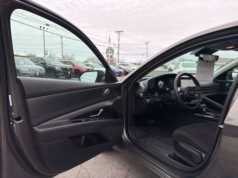 Used 2024 Hyundai Elantra SEL w/ Convenience Package image 9