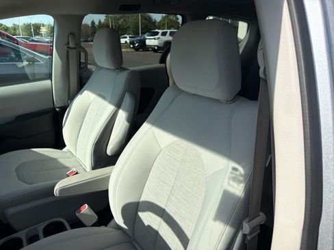 Used 2018 Chrysler Pacifica Touring Plus FWD image 28