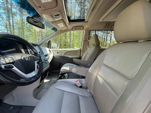 Used 2016 Toyota Sienna XLE Premium FWD image 11