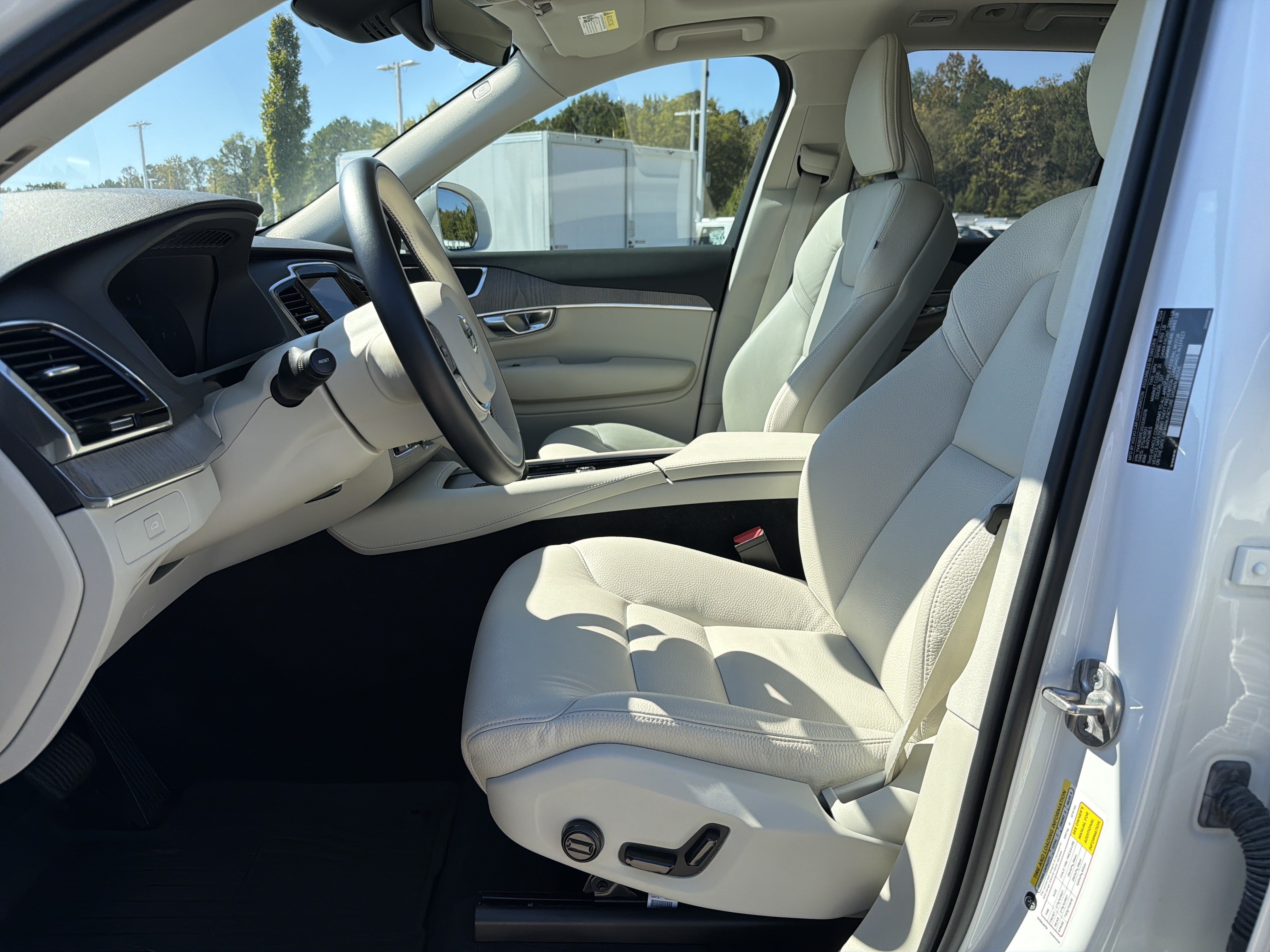 Used 2025 Volvo XC90 B6 Plus w/ Protection Package Premier AWD/4WD image 16