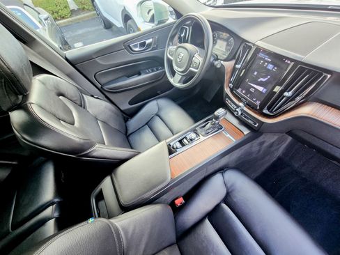 Used 2021 Volvo XC60 T5 Momentum w/ Premium Package image 21