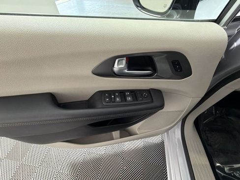 Used 2024 Chrysler Pacifica Touring-L image 15