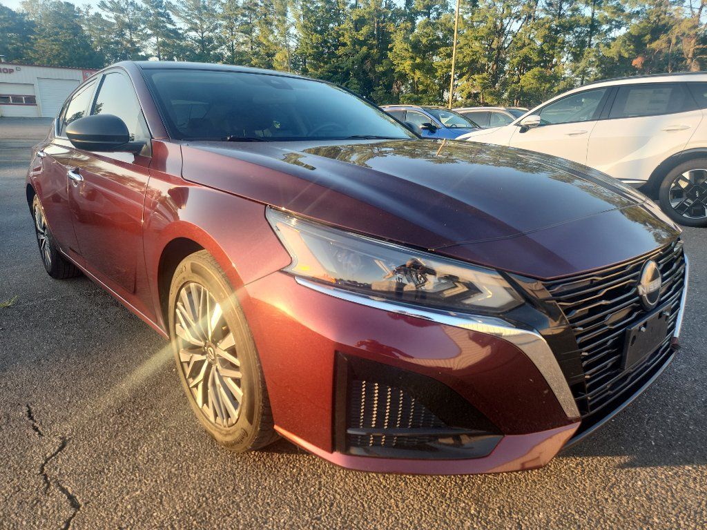 Used 2024 Nissan Altima 2.5 SV FWD image 3