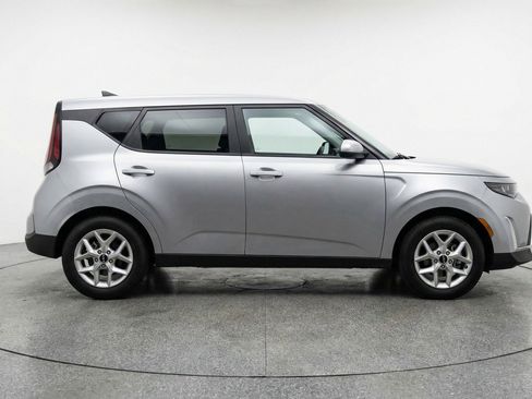 Used 2025 Kia Soul LX w/ LX Technology Package image 11