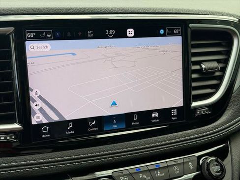 Certified 2025 Chrysler Pacifica Limited image 16