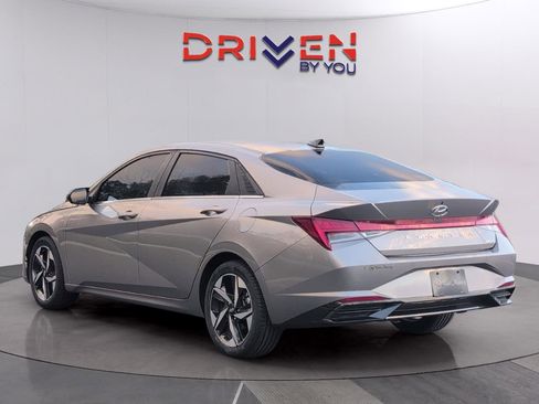 Used 2023 Hyundai Elantra Limited image 3