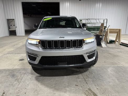 Used 2023 Jeep Grand Cherokee Limited image 2